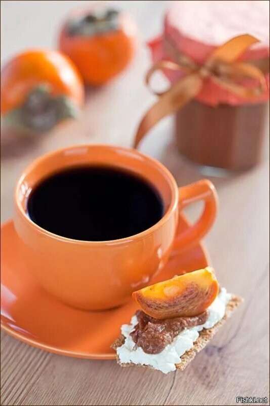 Чай согреет руки.
Чай согреет душу.
Чаем лечим раны,
И гасим разлуку.
И, знаешь, вразрез сказке,
Живи, не сомневайся:
Не огорчит горчица,
От чая не отчайся)