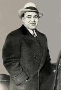 Аль Капоне был жирным и похожим на Дени Де Вито ,  а тут его нарисовали , как солидного актёра-рекламщика "Rolex" . 
Вообщем ... дурят нашего брата ,  дурят !