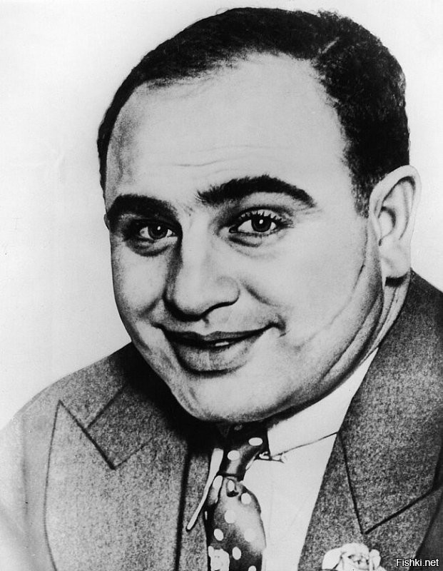 Аль Капоне был жирным и похожим на Дени Де Вито ,  а тут его нарисовали , как солидного актёра-рекламщика "Rolex" . 
Вообщем ... дурят нашего брата ,  дурят !