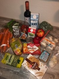 Вино codici -4
Овсяной напиток-2.30
Maкароны-0.90
Горох-0.80
Тофу-2
Melba крекеры-1
Хлеб-1.50
Фасоль-0.65
Сгущенка-2
Простокваша Campina-1.05
Шоколад Hands off-1.95
Шампиньоны 400- 1.70
Морковь-0.90
Брокколи-1.20
Чеснок-0.80
Мини-помидоры-1.70
Яблоки- меньше евро 

Итого 24-25 евро
Все продукты из супермаркета Dirk

Заморочился немного...