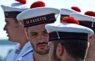 Шапки с помпонами. И мужские и женские.
Изначально помпон ввели на головных уборах французских моряков, потому как проходя через корабельные "двери" легко получить рассечение на голове.