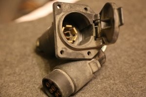 а вот два моих переходника. первый на американские прицепы с переплюсовкой, ибо у них постоянный плюс и управляется минусами, и сигналом для включения ламп заднего хода блокируются тормоза. второй для европейских лодочных.