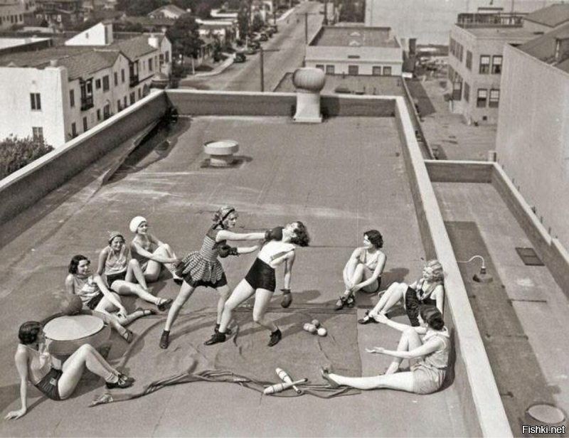 "Группа девушек занимается кикбоксингом на крыше многоэтажки, 30-е годы"  
Серьезно? 
1.Это похоже на Кикбоксинг?  
2. В 30годы был кикбоксинг??