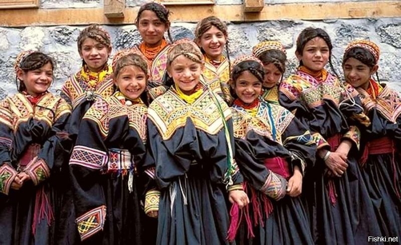 В последнее время калаши получили широкую известность не только благодаря уникальной религии, но и обычным для этого народа светлым волосам и глазам, что порождало у равнинных народов легенды о калашах, как о потомках воинов Александра Македонского, а сегодня иногда трактуется в популярной и некоторой антропологической литературе, как частично сохранившееся, в условиях горной изоляции, наследие древних «ариев» андроновской культуры (прото-европеоидов), мигрировавших из северных степей Евразии (Причерноморья и Приазовья) на юг, и осевших на юго-западе Центральной Азии (Памир, Гиндукуш), вытеснив местное оседлое дравидийское население около 4 тыс. лет назад. Светлые волосы и глаза характерны в той или иной степени для представителей всех иранских народов, тысячелетиями живущих в изолированных эндогамных условиях горных долин с весьма слабым притоком генофонда извне.