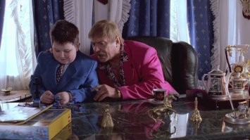 - Ну, чё ты там смастерил?
- Гроб.
- Кого?
- Гроб.
- Да ты чё? Мать заругает! Да у тебя тут целое кладби ще!