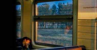 В старых вагонах электричек с деревянными рамами было ещё относительно тепло (1-я фотка). На зиму там ставили вторую глухую раму на довольно приличном расстоянии от первой и стенки вагонов были толще (2-я фотка). А потом появились вагоны с универсальными рамами из металла с двойным стеклом (3-я фотка). Вот в таких вагонах в -20 и ниже была жесть ездить... печки не спасали. Ну а летом, соответственно духота.