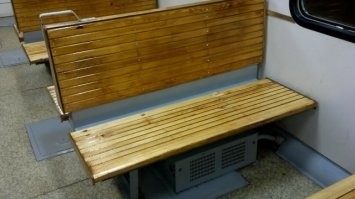 Ну электрички то точно электрообогревателями отапливали, под каждым 3-м или 4-м сиденьем стоял.

Зимой рано утром в мороз -25 после получасового ожидания на платформе  было очень неплохо сесть на сидушку под которой стоял такой обогреватель... ноги оттаивали очень быстро., потом и до того что повыше дело доходило 

А весной, помнится, иногда материли машиниста через переговорное устройство, которое висело в каждом вагоне, чтобы он выключил печки в вагонах. Машинист в долгу не оставался и тоже матерком отвечал пассажирам через громкоговоритель.  Короче, весело было.