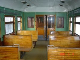 В старых вагонах электричек с деревянными рамами было ещё относительно тепло (1-я фотка). На зиму там ставили вторую глухую раму на довольно приличном расстоянии от первой и стенки вагонов были толще (2-я фотка). А потом появились вагоны с универсальными рамами из металла с двойным стеклом (3-я фотка). Вот в таких вагонах в -20 и ниже была жесть ездить... печки не спасали. Ну а летом, соответственно духота.