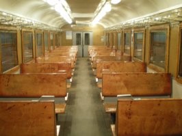В старых вагонах электричек с деревянными рамами было ещё относительно тепло (1-я фотка). На зиму там ставили вторую глухую раму на довольно приличном расстоянии от первой и стенки вагонов были толще (2-я фотка). А потом появились вагоны с универсальными рамами из металла с двойным стеклом (3-я фотка). Вот в таких вагонах в -20 и ниже была жесть ездить... печки не спасали. Ну а летом, соответственно духота.