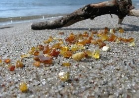 Ну это явно не река вынесла. Форма не та. если б река что-то по дну тащила, то это приняло бы овальную форму.