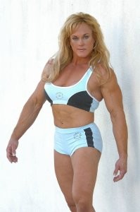 >>> Роль мисс Самец в «Очень страшном кино» играет женщина

В молодости - была вполне привлекательна, потом понесло ее. Уже на втором фото перебор, хотя, лицо еще миловидное.