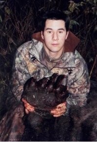 Этого властелина медведей подстрелили ещё в 2009, после того как он успел заточить двух человек.