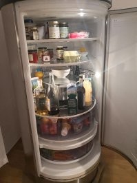 Лучше уж сразу круглый холодильник купить.Там все полки крутятся.
