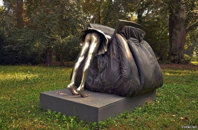 >>2. Памятник женской сумочке, Италия
-Памятник мужскому кошельку.