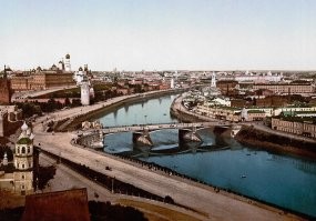 мне кажется, или современный мост расположен БЛИЖЕ к Кремлю, чем старый?