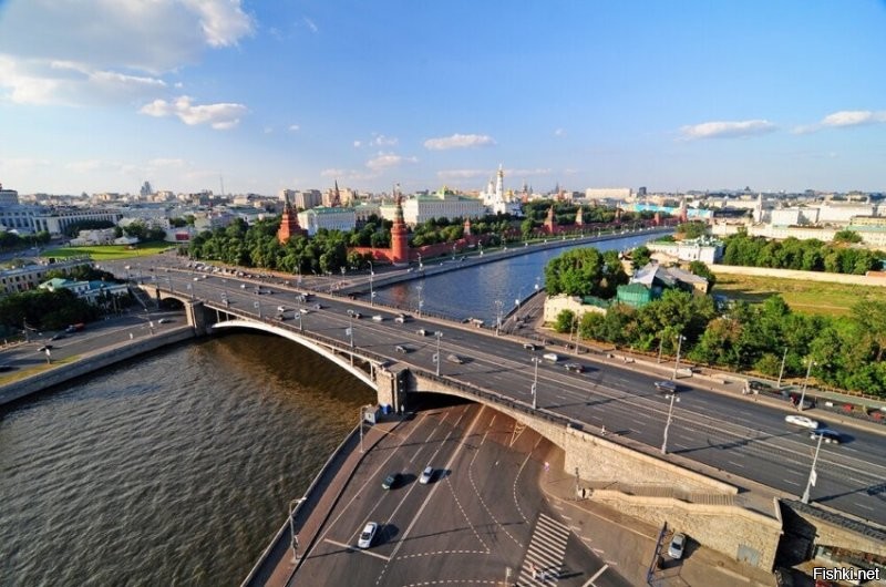 мне кажется, или современный мост расположен БЛИЖЕ к Кремлю, чем старый?