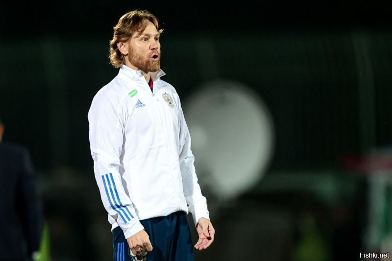 Сборная России по футболу в обновлённом рейтинге ФИФА поднялась на две строчки   с 35-го на 33-е место, не сыграв при этом ни одного официального матча из-за отстранения от международных турниров. Россияне провели лишь товарищескую встречу с Киргизией (2:1).
Сегодня российский футбол пребывает в полной изоляции. Международные футбольные турниры в России под запретом, наши сборные отлучены от престижных соревнований, а наши легионеры бегут из клубов в обход контрактных обязательств… Всё это   плоды активной работы ФИФА и УЕФА за последние месяцы.
P S Интеграция клубов Крыма в российский футбол –  крымские команды станут частью футбольной России со следующего сезона. Восемь лет ждали...