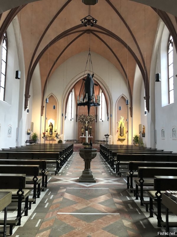 Это правильно заметили. Вот пример различия Евангелистов и Католиков на двух фото. Где попроще там Евангелисты...