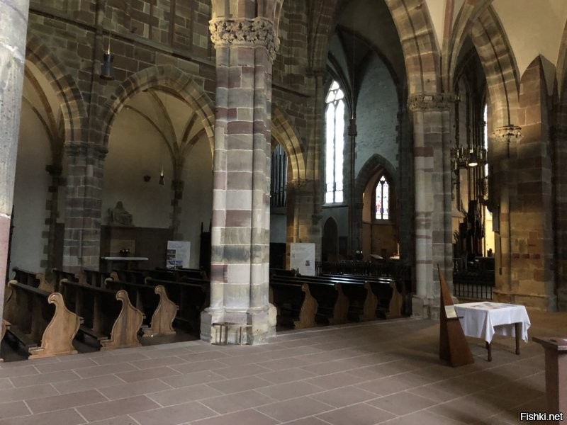 Это правильно заметили. Вот пример различия Евангелистов и Католиков на двух фото. Где попроще там Евангелисты...