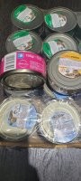 Ну не знаю, мой уплетает  по 3-4 такие консервы, то есть около 500-600 грамм мяса и рыбы и в день. И все равно вечно голодный.

Была у меня шотландская, той горстки сухого корма на весь день хватало.