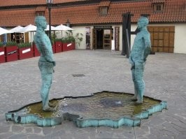 Это не просто так "В Праге тоже писают" Это скандальный скульптор Давид Черный таким образом представил раздел Чехословакии. Вообще в Праге много его работ, некоторые производят жутковатое впечатление, типа гигантских ползающих младенцев с огромными головами, но без лиц