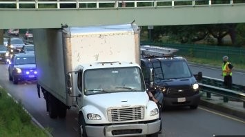 На эту тему. В Бостоне есть специальное слово для подобных случаев: storrowing. Storrow drive - это название одной из центральных улиц вдоль реки с низкими мостами, где грузовики просто не проходят, и каждый местный житель это прекрасно знает. Особенно часто storrowing случается в момент когда в Бостон приезжают студенты в районе начала сентября, они привозят свое барахло на арендованных грузовичках, ну и едут с использованием навигатора не глядя на знаки и предупреждения... Поиск картинок по этому слову дает невообразимое количество аварий. А вот заменить десяток-другой мостов в городе слишком дорого. Тем более что практически всегда виноваты глупые приезжие.