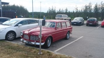 Volvo со своим Amazon, похоже, не сильно заморачивались с дизайном, срисовав его с Крайслера. Эту Вольву я в Иматре сфотографировал,  состояние для 55 лет изумительное