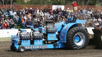 Сдается, что мы видели тракторы на экспорт, а для внутреннего рынка они другие 
Да - фейк, но все равно смешно