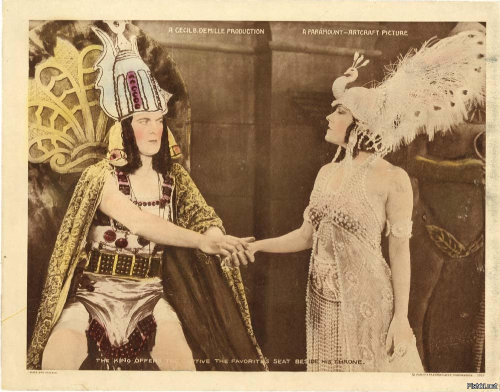 Глория Суонсон в фильме «Мужчина и женщина» (1919).
Шляпа «Лилиана» с птицей. Павлины сбрасывают перья каждый год, павлиньи перья можно просто собирать. Просто отличный пример того, как можно эффектно представить головной убор, при создании которого и птички останутся целы, и зрители в восхищении.