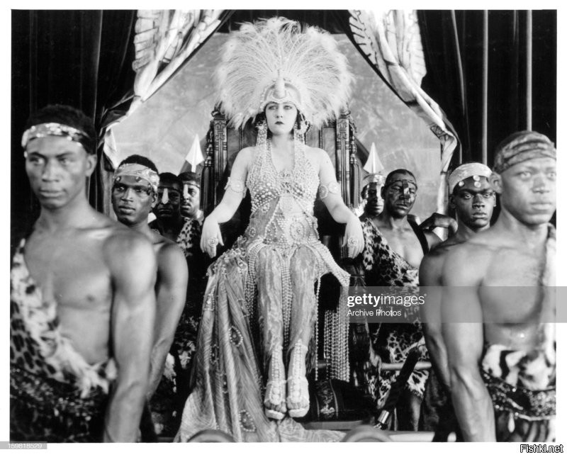 Глория Суонсон в фильме «Мужчина и женщина» (1919).
Шляпа «Лилиана» с птицей. Павлины сбрасывают перья каждый год, павлиньи перья можно просто собирать. Просто отличный пример того, как можно эффектно представить головной убор, при создании которого и птички останутся целы, и зрители в восхищении.