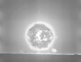 Ядерный взрыв намного эффективнее в уборке снега. 
А если взрыв воздушный, то площадь очистки будет больше. 
В принципе, так можно чистить снег в целых городах.