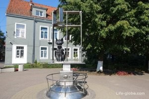 И наш кот в окне.)))