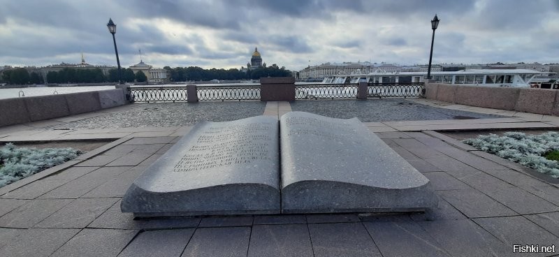 Это такой прикол? или издевательство? А! Понятно. Это показатель туповатости автора. Хотел про Питер, а выдал про собственную дурость. Два жалких фото про великолепный город... Это достойно приза. Приза за тупизу.
 Мы были в Питере лишь неделю и для фото не хватило карты памяти, памяти телефона и облака. Вот лишь самая малая часть этого прекрасного города. Он разный. Монументальный, солидный, исторический, современный, деловой, многонациональный, весёлый, просторный, душевный, ЗАМЕЧАТЕЛЬНЫЙ. Влюбилась и жалею что раньше не бывала. Но обязательно вернусь!