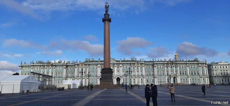 Это такой прикол? или издевательство? А! Понятно. Это показатель туповатости автора. Хотел про Питер, а выдал про собственную дурость. Два жалких фото про великолепный город... Это достойно приза. Приза за тупизу.
 Мы были в Питере лишь неделю и для фото не хватило карты памяти, памяти телефона и облака. Вот лишь самая малая часть этого прекрасного города. Он разный. Монументальный, солидный, исторический, современный, деловой, многонациональный, весёлый, просторный, душевный, ЗАМЕЧАТЕЛЬНЫЙ. Влюбилась и жалею что раньше не бывала. Но обязательно вернусь!