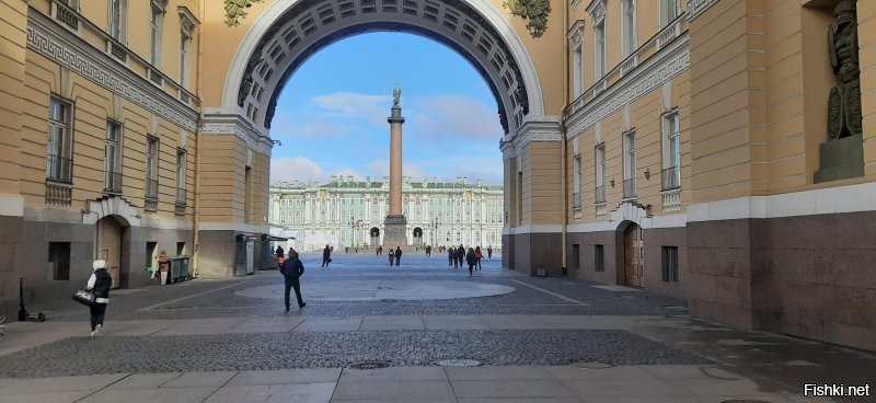 Это такой прикол? или издевательство? А! Понятно. Это показатель туповатости автора. Хотел про Питер, а выдал про собственную дурость. Два жалких фото про великолепный город... Это достойно приза. Приза за тупизу.
 Мы были в Питере лишь неделю и для фото не хватило карты памяти, памяти телефона и облака. Вот лишь самая малая часть этого прекрасного города. Он разный. Монументальный, солидный, исторический, современный, деловой, многонациональный, весёлый, просторный, душевный, ЗАМЕЧАТЕЛЬНЫЙ. Влюбилась и жалею что раньше не бывала. Но обязательно вернусь!