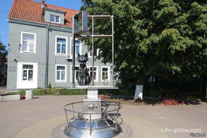 И наш кот в окне.)))