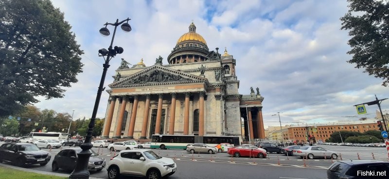 Это такой прикол? или издевательство? А! Понятно. Это показатель туповатости автора. Хотел про Питер, а выдал про собственную дурость. Два жалких фото про великолепный город... Это достойно приза. Приза за тупизу.
 Мы были в Питере лишь неделю и для фото не хватило карты памяти, памяти телефона и облака. Вот лишь самая малая часть этого прекрасного города. Он разный. Монументальный, солидный, исторический, современный, деловой, многонациональный, весёлый, просторный, душевный, ЗАМЕЧАТЕЛЬНЫЙ. Влюбилась и жалею что раньше не бывала. Но обязательно вернусь!