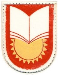 И шеврон на школьной форме был красно-бело-желтым))