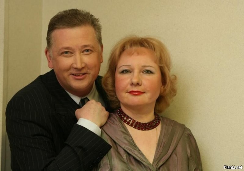 Справа- Валентина Коркина и Виктор Остроухов, семейный сатирический дуэт.