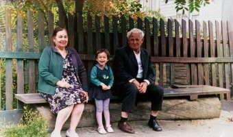 сраные раскрашивальщики фото, не смогли деду одинаковые ботинки нарисовать?