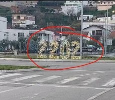 Если смотреть с обратной стороны будет выглядить нормально. Видимо проектировщики не учли что инсталяция имеет две стороны...