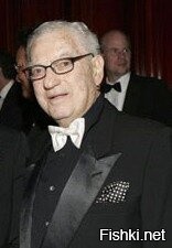 Ленни Кравиц. Американский певец, автор песен, мультиинструменталист, продюсер, аранжировщик и актёр. Его «ретро»-стиль соединяет вместе элементы таких музыкальных направлений, как рок, соул, фанк, регги, психоделия, фолк и баллады.
Его отец Сай Кравиц- Родился 10 декабря 1924 года в Бруклине, Нью-Йорк, в еврейской семье, выходцев с территории современной Украины.