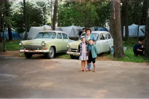 Там ещё на другой фотке гольфы у пацана разные. Один фотограф снимал оду семью дальтоников)))