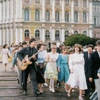 Что-то не понял, он на басухе играет что ли? Ставит мажорный баре-аккорд на шестиструнку, а колков только четыре...