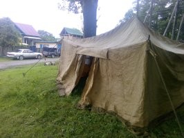 "Много , друг Гарацио, на свете, что и не снилось нашим мудрецам."
На снимке обыкновенный армейский шатёр. Сушу такой же возле дома после тайфуна.
