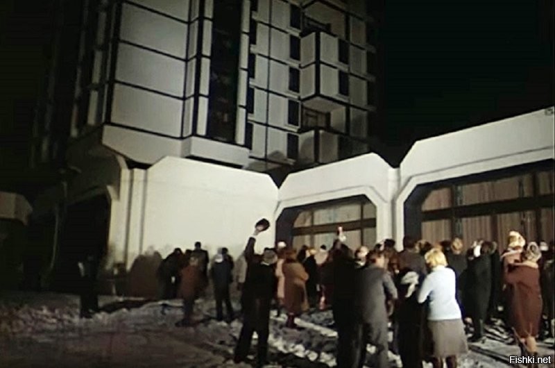 В роли самого здания выступила гостиница «Союз» рядом с метро «Речной вокзал», построенная к Олимпиаде 1980 года (ул. Левобережная, 12).