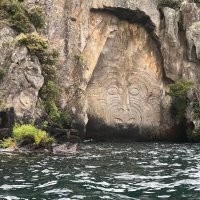 "Наскальные рисунки в Майн-Бэй в Новой Зеландии выглядят так, как будто они взяты из фильма об Индиане Джонсе" Но ведь это не рисунки. Они ведь не нарисованы, а выбиты в камне. Значит, выдолбоены, вдолбоины или еще как-то, но однозначно не рисунки