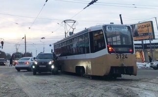 Ну, во-первых - это не Новосиб! У нас нет таких красивых трамвайчиков. А во-вторых - у нас трамвай хрен не пропустишь!