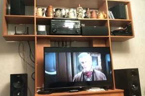 В принципе если ты молодой, не сильно амбициозный и главное не связан семьей, то это вполне возможно. Сам вынужденно поменял вид деятельности и стал удаленщиком в связи с карантинами - предыдущий проект просто перестал существовать. спустя более 20ти лет пришлось неожиданно вспоминать о дипломе программиста ) Есть возможность работать в удобном офисе или из дома, за два года я в офисе работал 4 дня... У меня есть дача в лесу 10 метров от реки со всеми удобствами, баней и хорошим интернетом. Есть еще дача в Крыму 3 км от моря в городской черте, но вот работаю я все равно из дома. Все те  редкие разы, когда я работал на даче связаны с кризисными ситуациями на работе. НО у меня семья, ремонт, сын, старенькие родители, самоед и тд. Проще говоря не рыпнуться, иногда даже хочется в офис сбежать ) Меня никто не контролит, но по факту я еще и постоянно перерабатываю, как раз из за того что дома работаю. Время от работы которое я редко "краду" утекает в основном на здоровье или бытовуху.
Но при этом у меня есть знакомая молодежь которая работает на иностранные компании проживая в корпоративных "коттеджах общежитиях" (хз как это правильно называется) в Болгарии и даже Вьетнаме - у них там и свой бассейн есть.

Зы мое рабочее место: переехал недавно, ремонт еще не делал в гостиной и мебель старая, буду потом заказывать по своим эскизам. Удобное кресло и два моника на подвесах позволяющих расположить их как угодно и хоть лежа работать. Оба + телек подключены к корпоративному ноуту и к личному компу, из неудобств- клавы две. мышь одна BT (ноут) + WiFi (комп) + комплект игровой проводной клавы и мышки