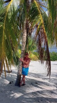 Неделю назад. Березки не было, обнял пальму.